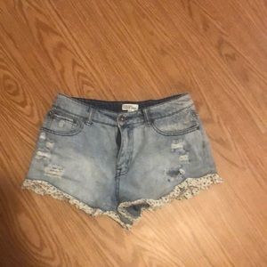 Jean shorts with patterned ruffle